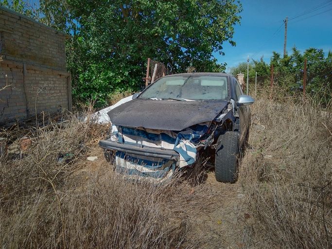 Selling a Written-Off Car in Queensland: What to Consider 2 Damaged car parked on dry grass